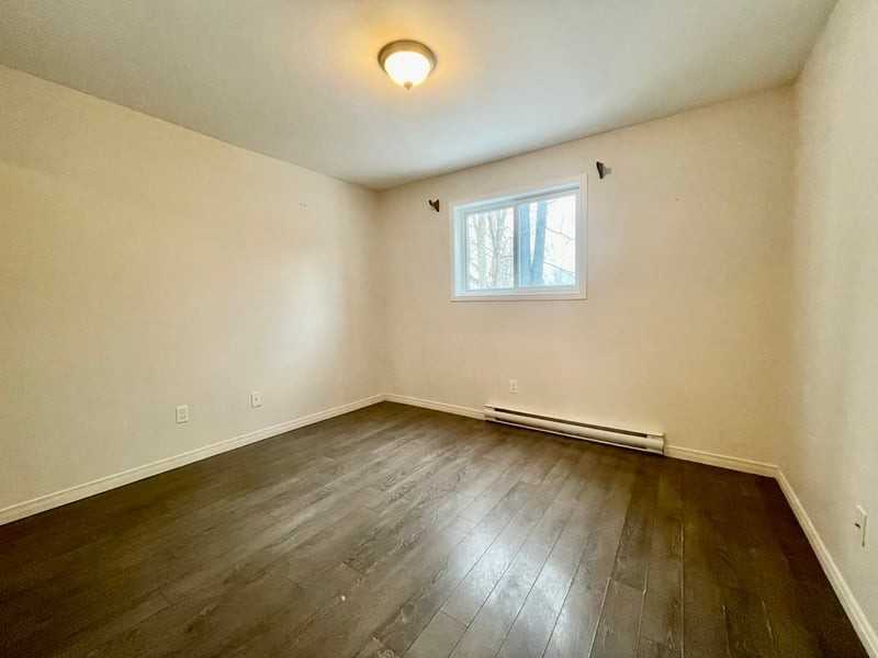 897 Notre Dame St - Photo 5 of 8