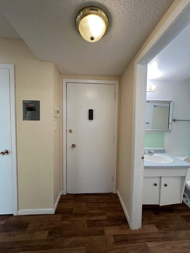 10604 114 St NW, Edmonton, AB T5H 3J9, Canada - Photo 5 of 21