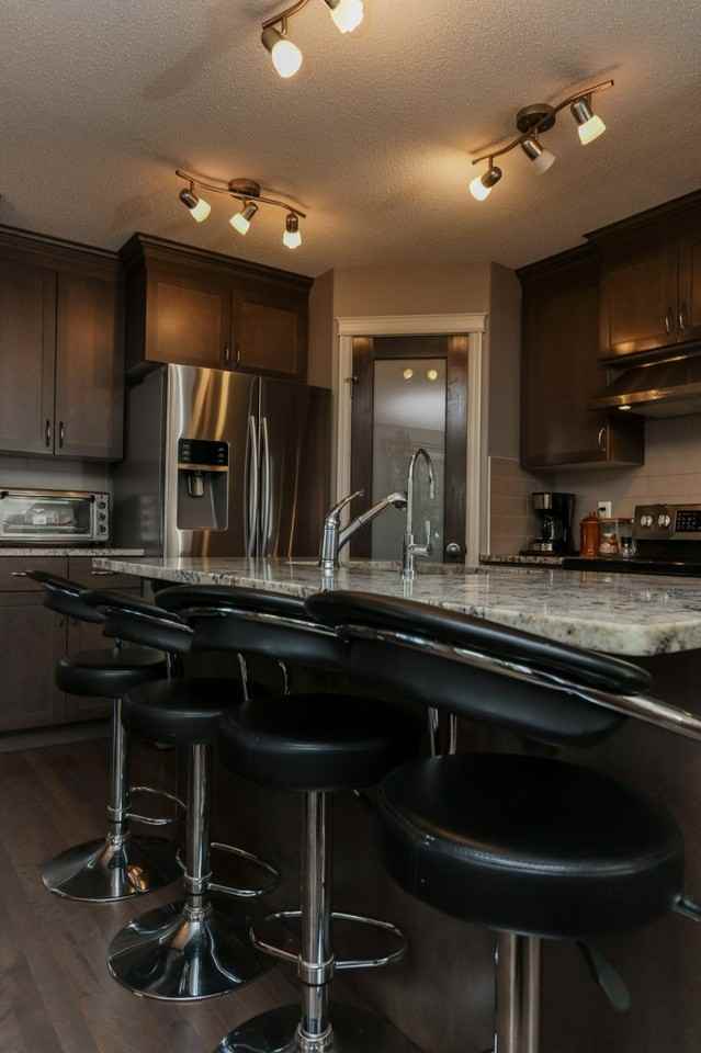 9606 207A St NW, Edmonton, AB T5T 4M9, Canada - Photo 2 of 25