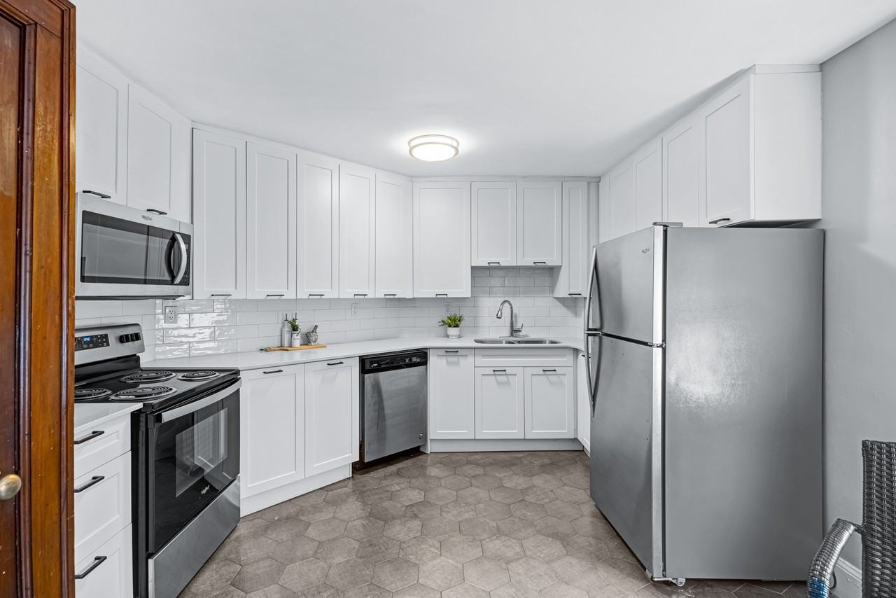 Kent Manor - Photo 5 of 24