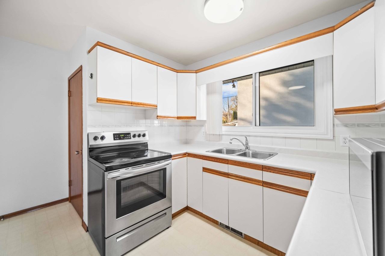 118 Columbus Crescent - Photo 7 of 42