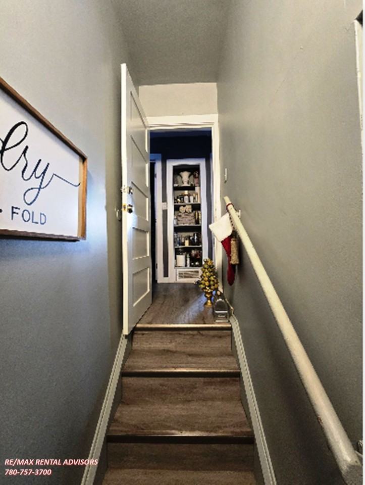 10668 96 St Nw - Photo 4 of 18