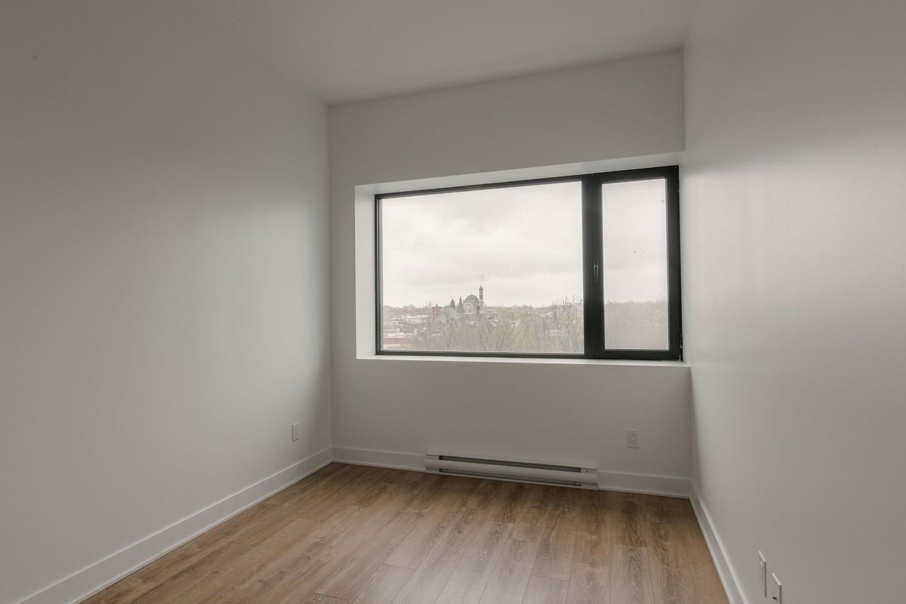 30 Saint Joseph Boulevard Est - Photo 4 of 50