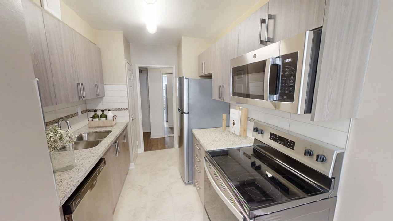 Holly Tower - Yonge and Eglinton - Photo 4 of 31