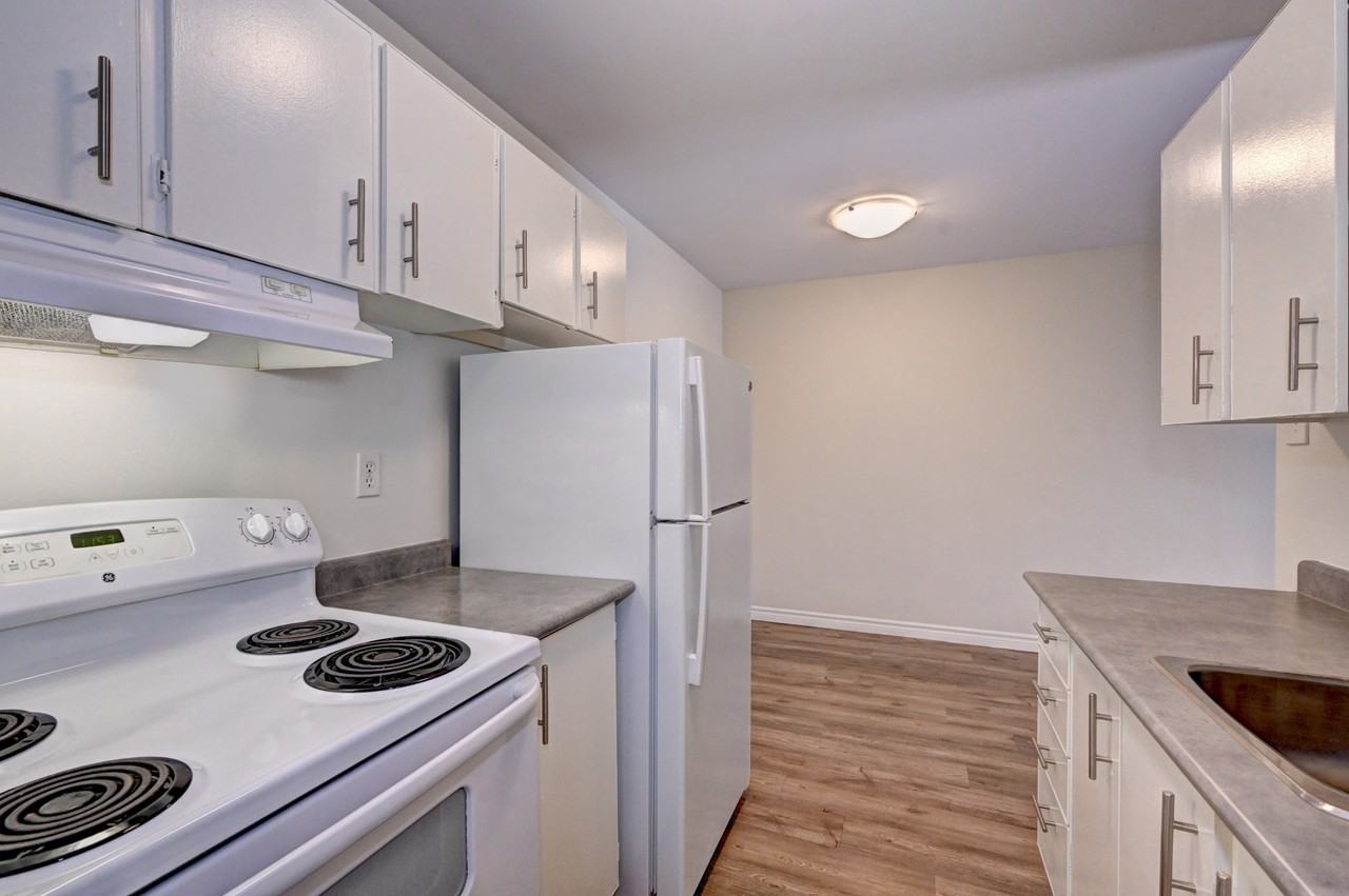 Lakeview Towers Apartments - Photo 3 of 26