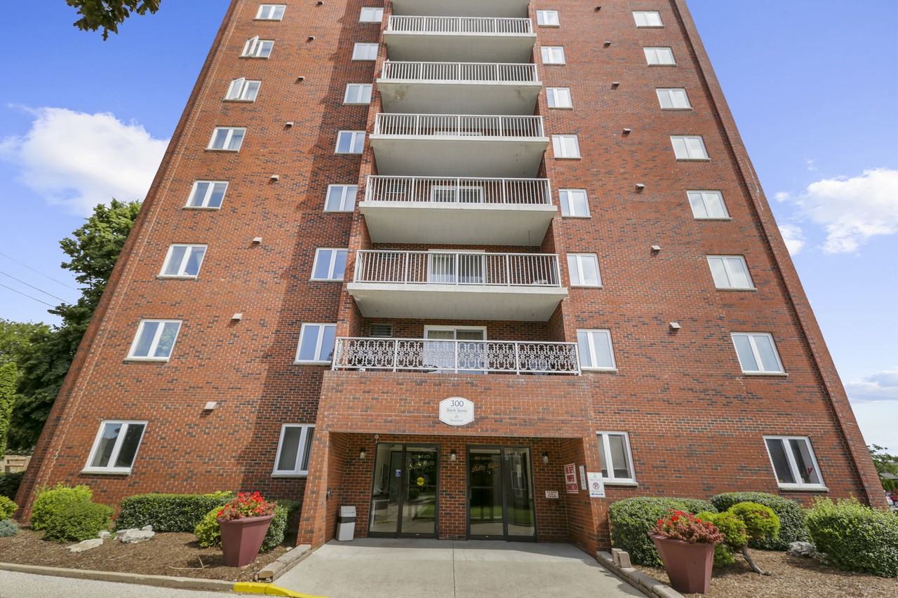 Bella Vista Apartments - Photo 2 of 29