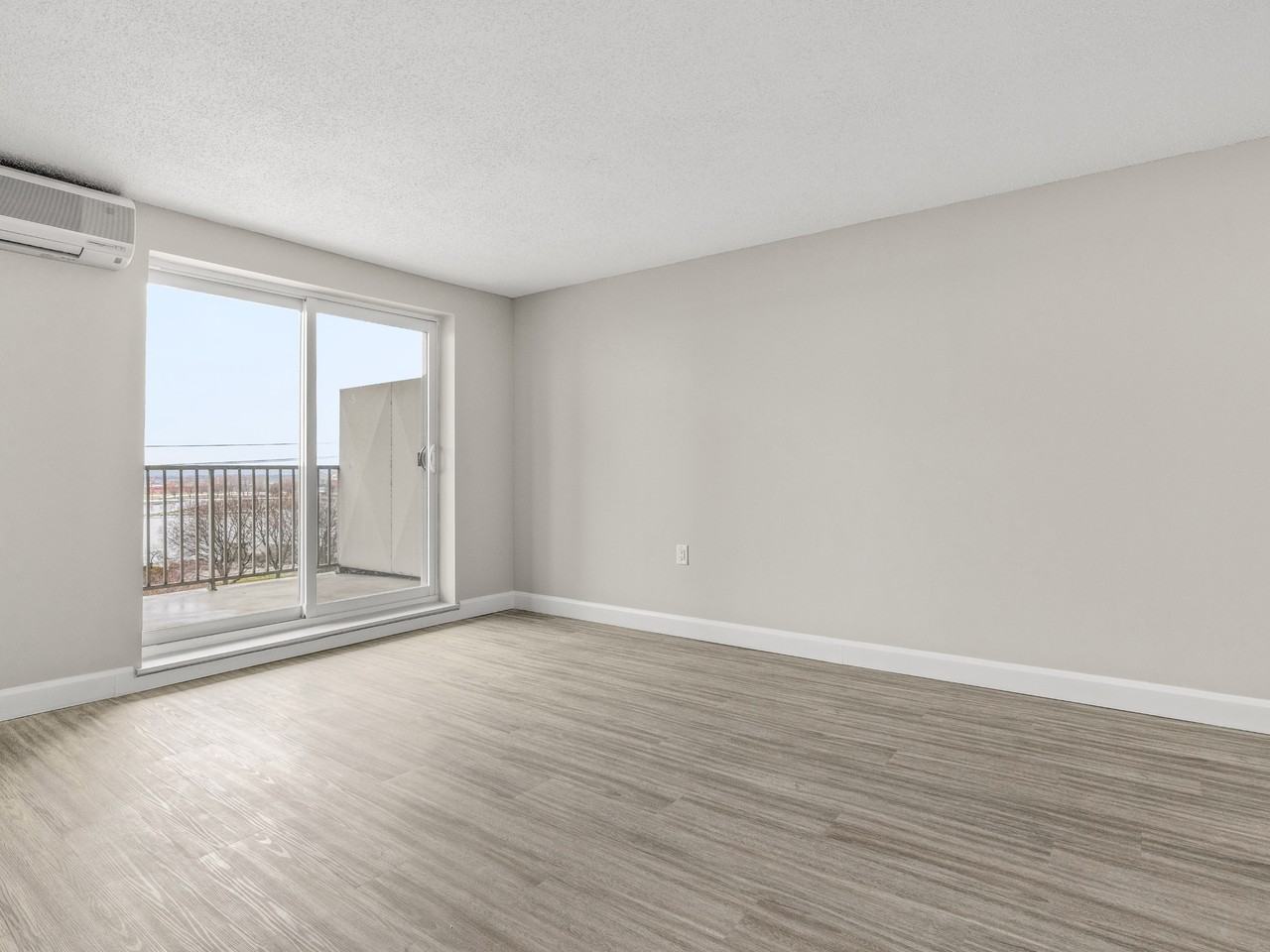 Derby Lane Apartments - Photo 7 of 26