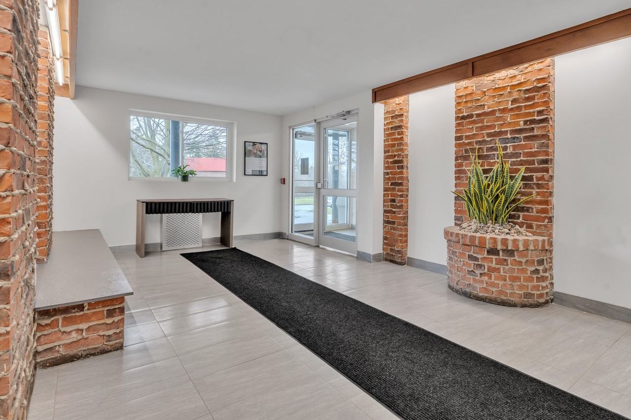 Frontenac Arms Apartments - Photo 4 of 23