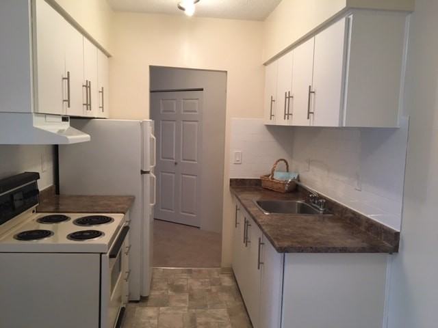 HARBOURVIEW MANOR - Photo 3 of 36