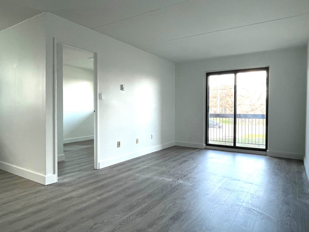 601 Dundas Street East - Photo 4 of 12