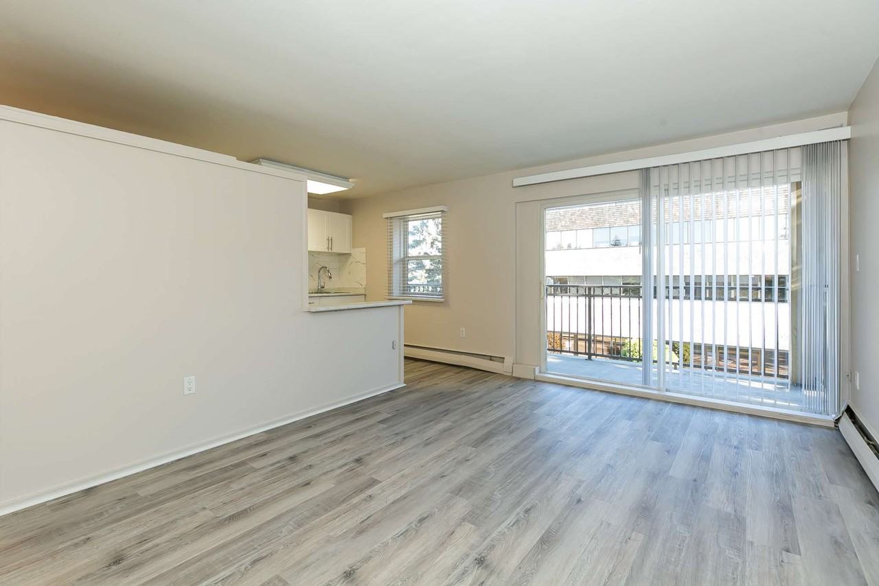 Groat Estate Apartments - Photo 6 of 26