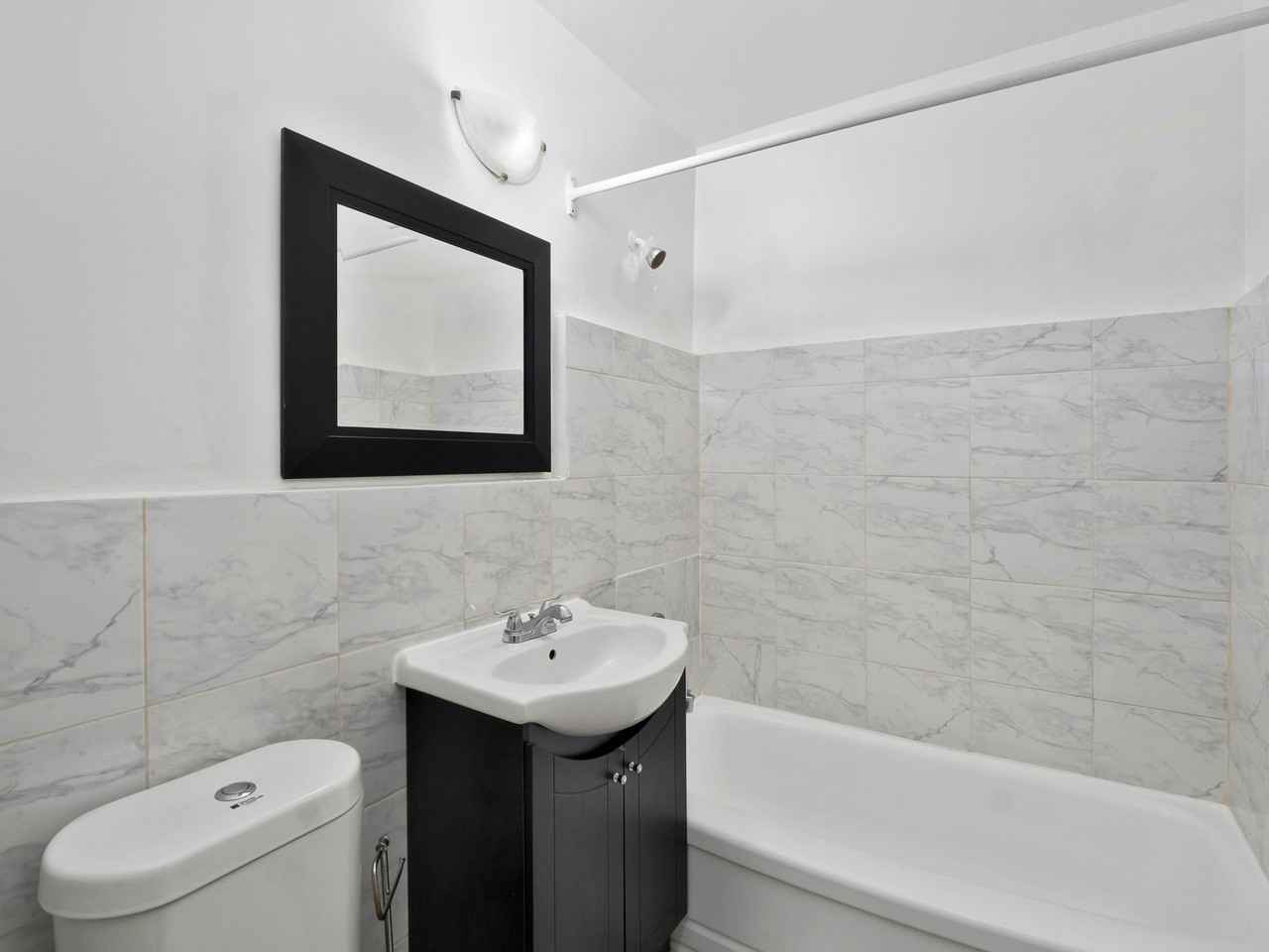 Bathurst Apartments - Photo 3 of 8