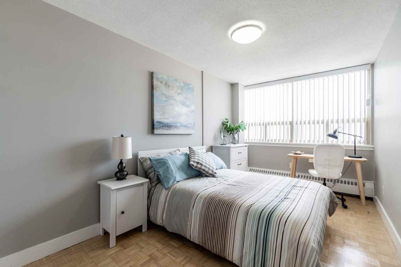 221 Queen Street South - Photo 6 of 17