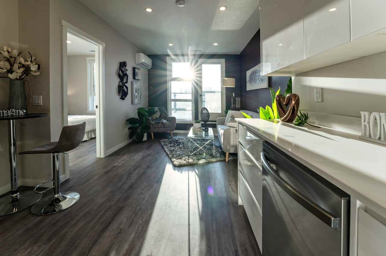 Solo on 4th - Photo 2 of 29