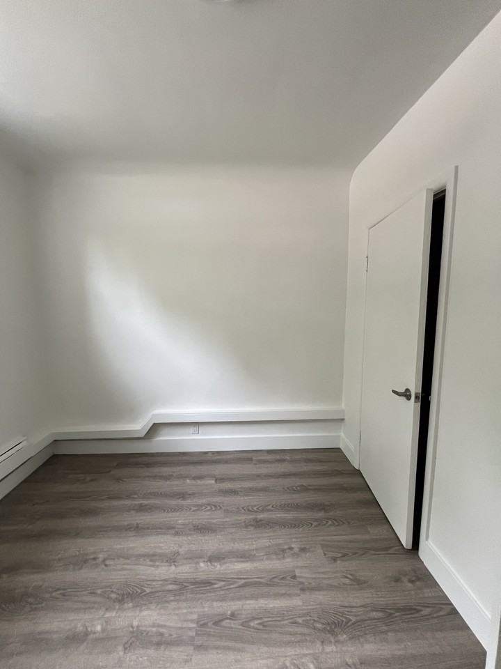 310 Speedvale Avenue East - Photo 3 of 7