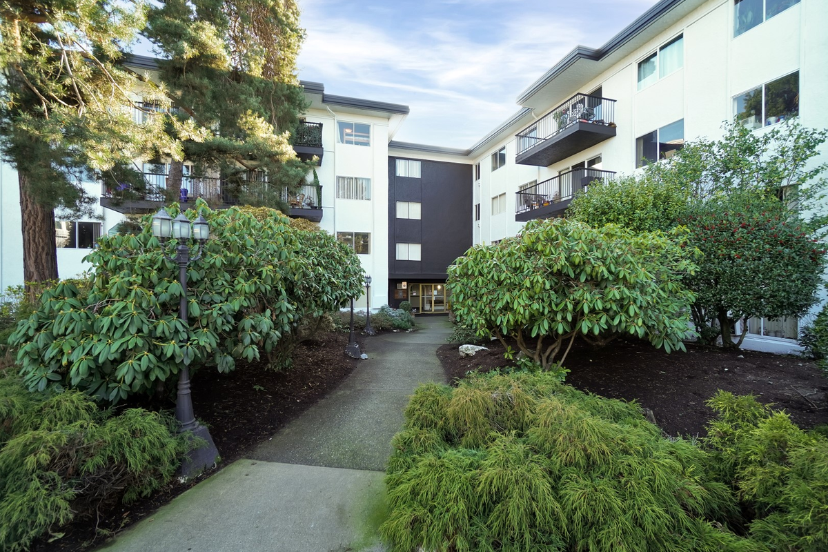 707 Esquimalt Rd - Photo 2 of 19