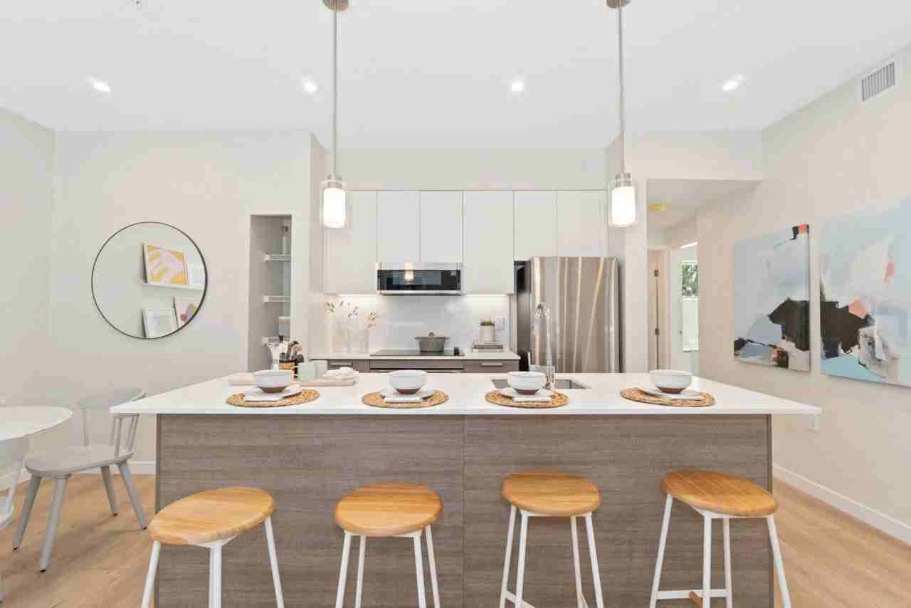 Hendry Place - Photo 3 of 10