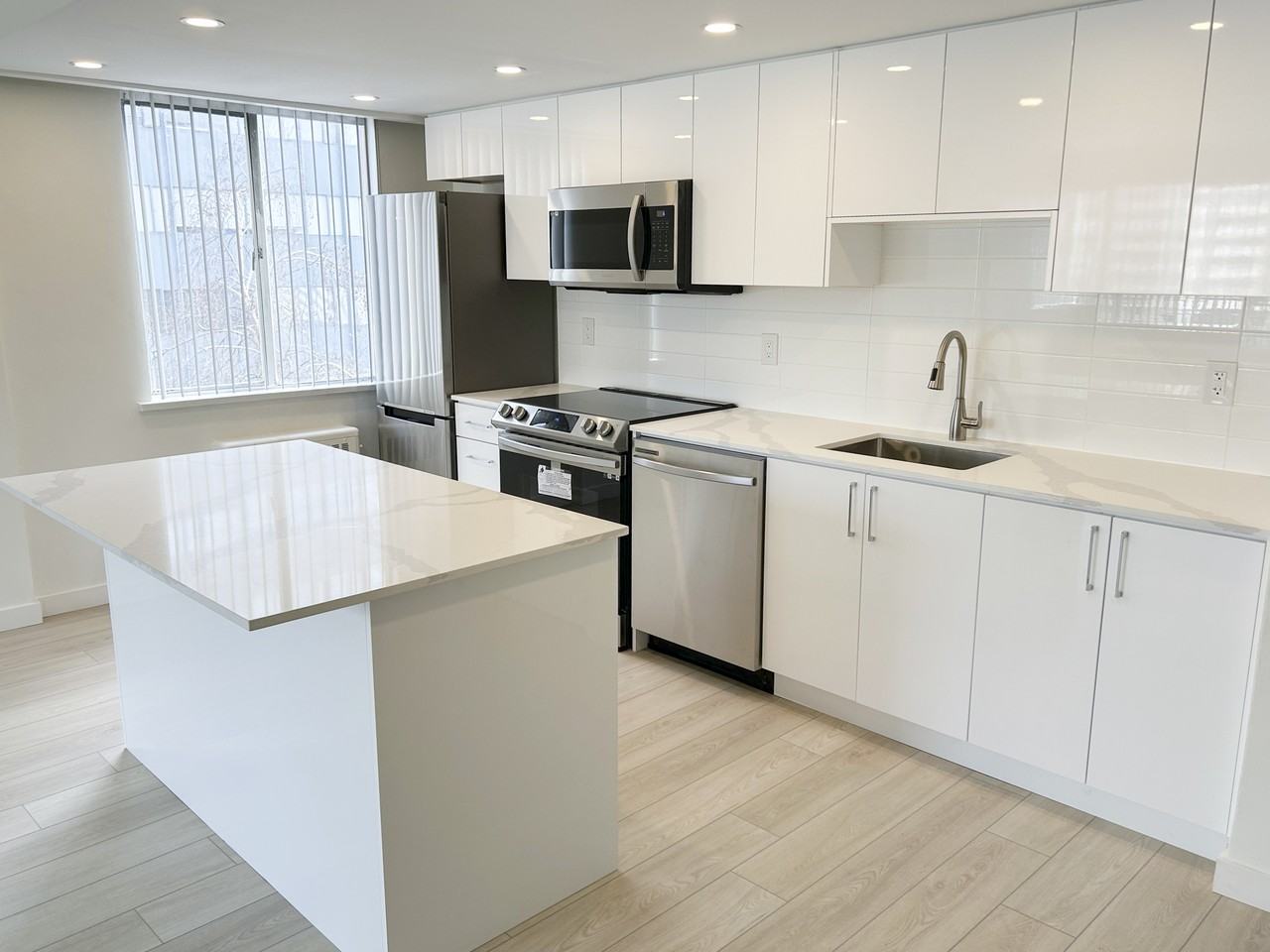 855 Jervis - Photo 2 of 10