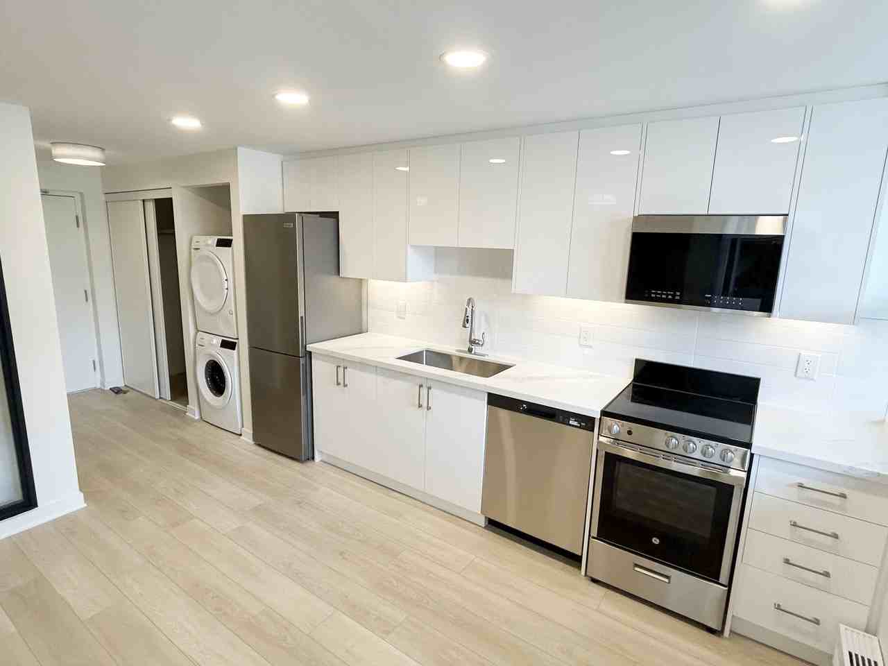 920 Inverhouse - Photo 4 of 25