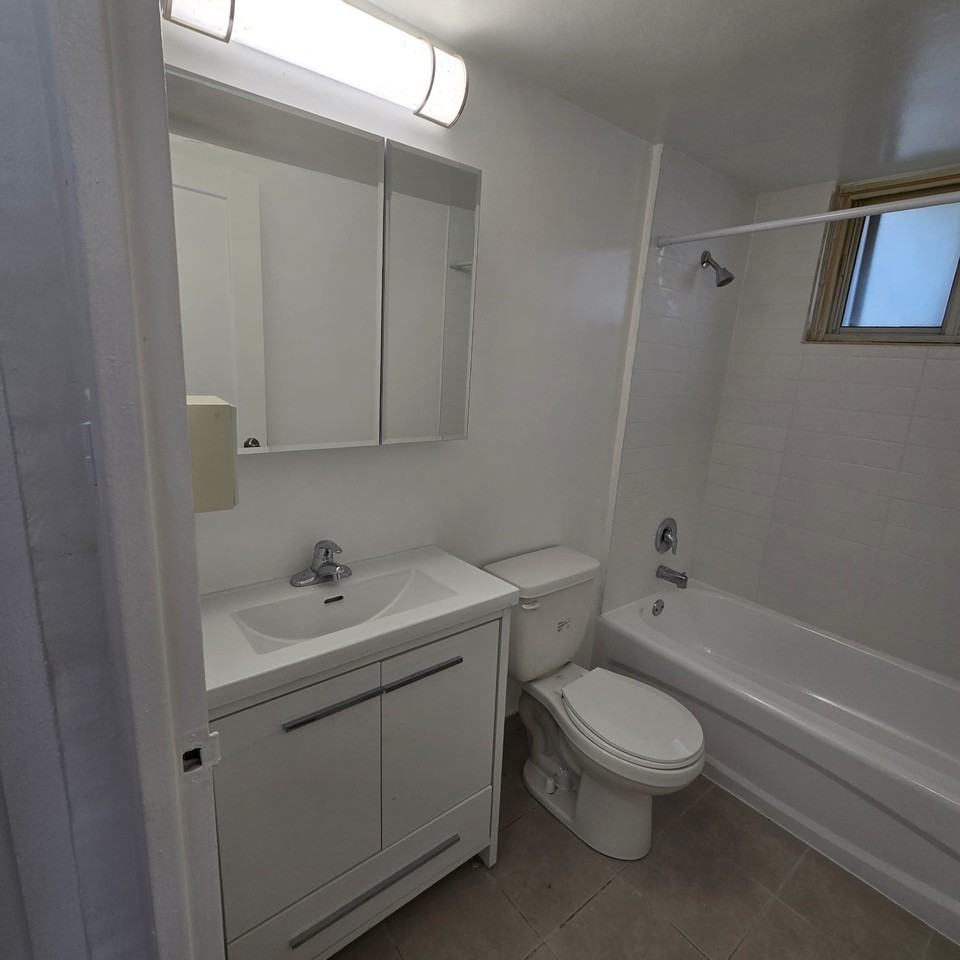 1010 Broadview Ave - Photo 6 of 50