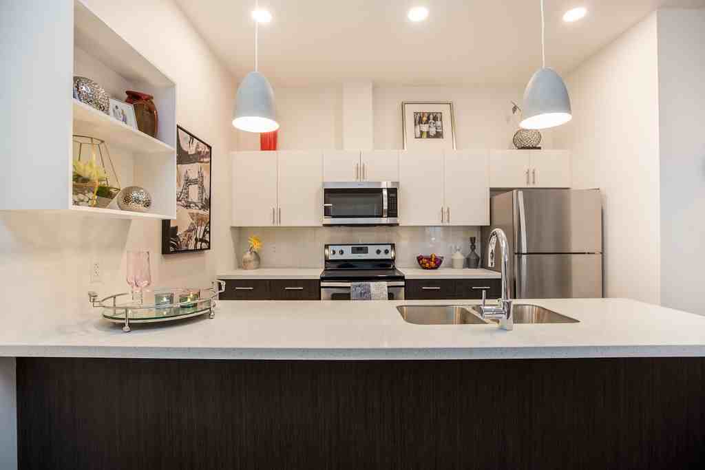 180 Roslyn - Photo 5 of 42