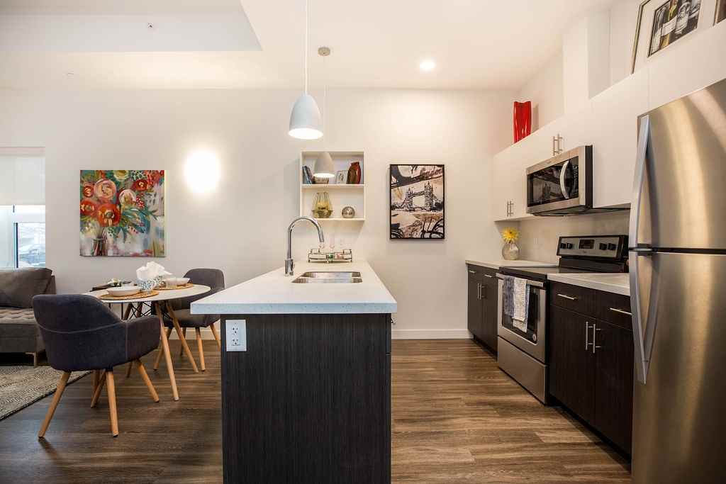 180 Roslyn - Photo 6 of 42