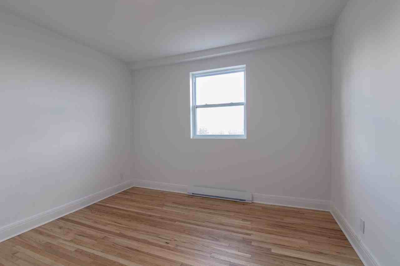 4870 Queen Mary Road - Photo 4 of 50