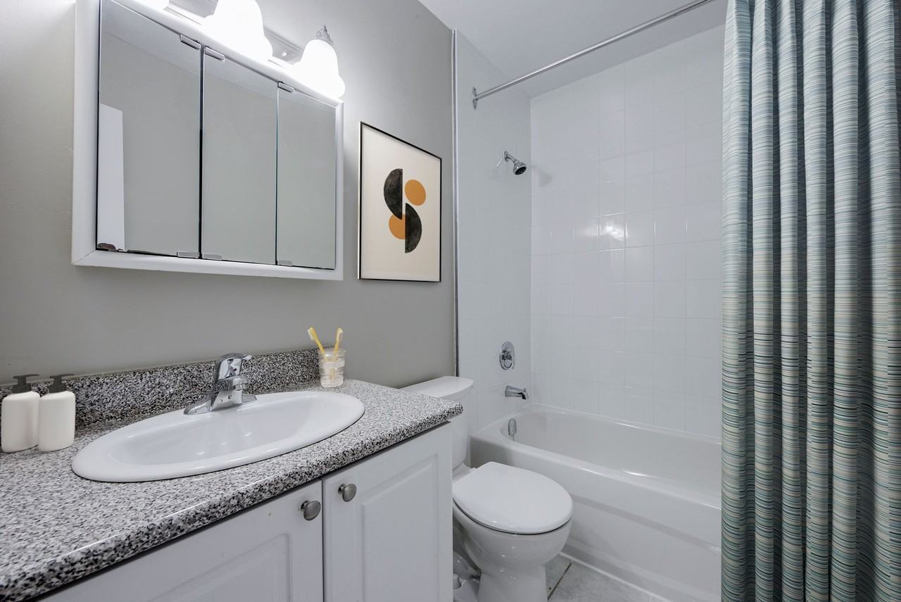 100 Spadina Road - Photo 5 of 10