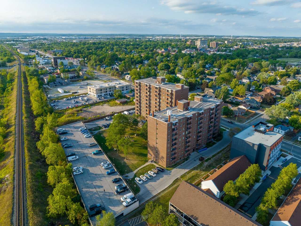 122 Bronte St - Photo 2 of 14