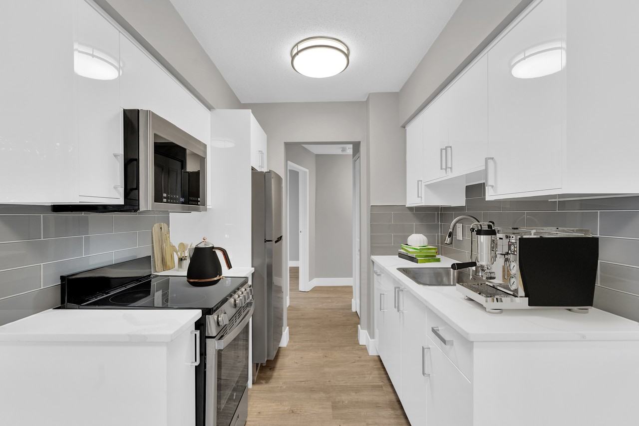 1655 Haro – Luxury Renovated 1 Bedroom in Vancouver’s West End | Up to 3 Months Free | Gym | Yoga Studio | Balcony - Photo 4 of 14