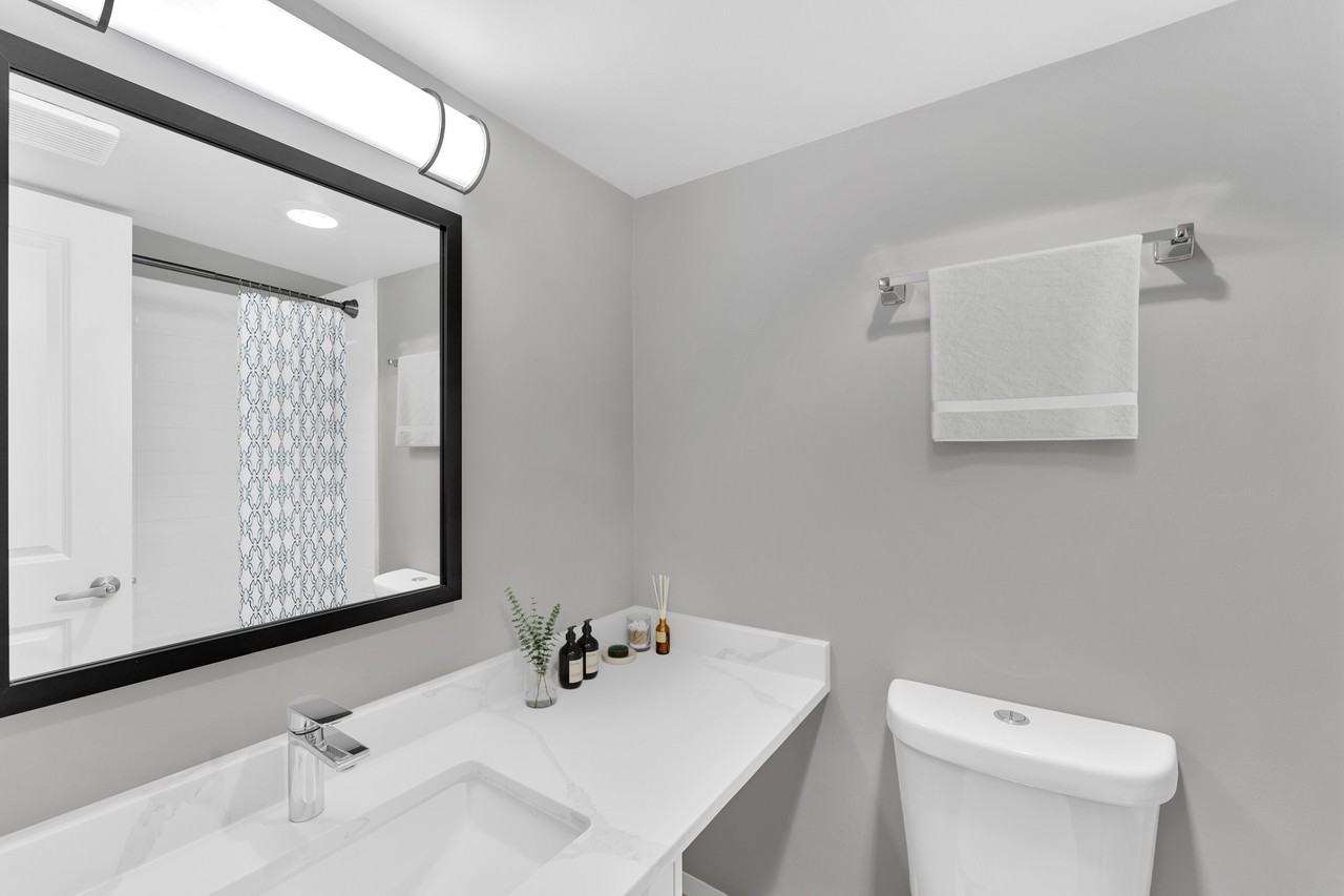 1655 Haro – Luxury Renovated 1 Bedroom in Vancouver’s West End | Up to 3 Months Free | Gym | Yoga Studio | Balcony - Photo 6 of 14