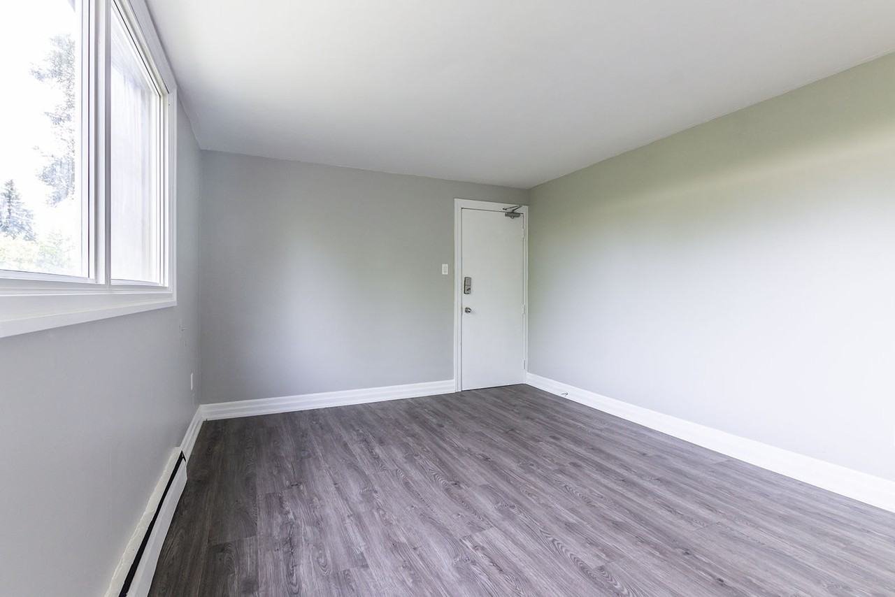 LANCASTER - Photo 7 of 39