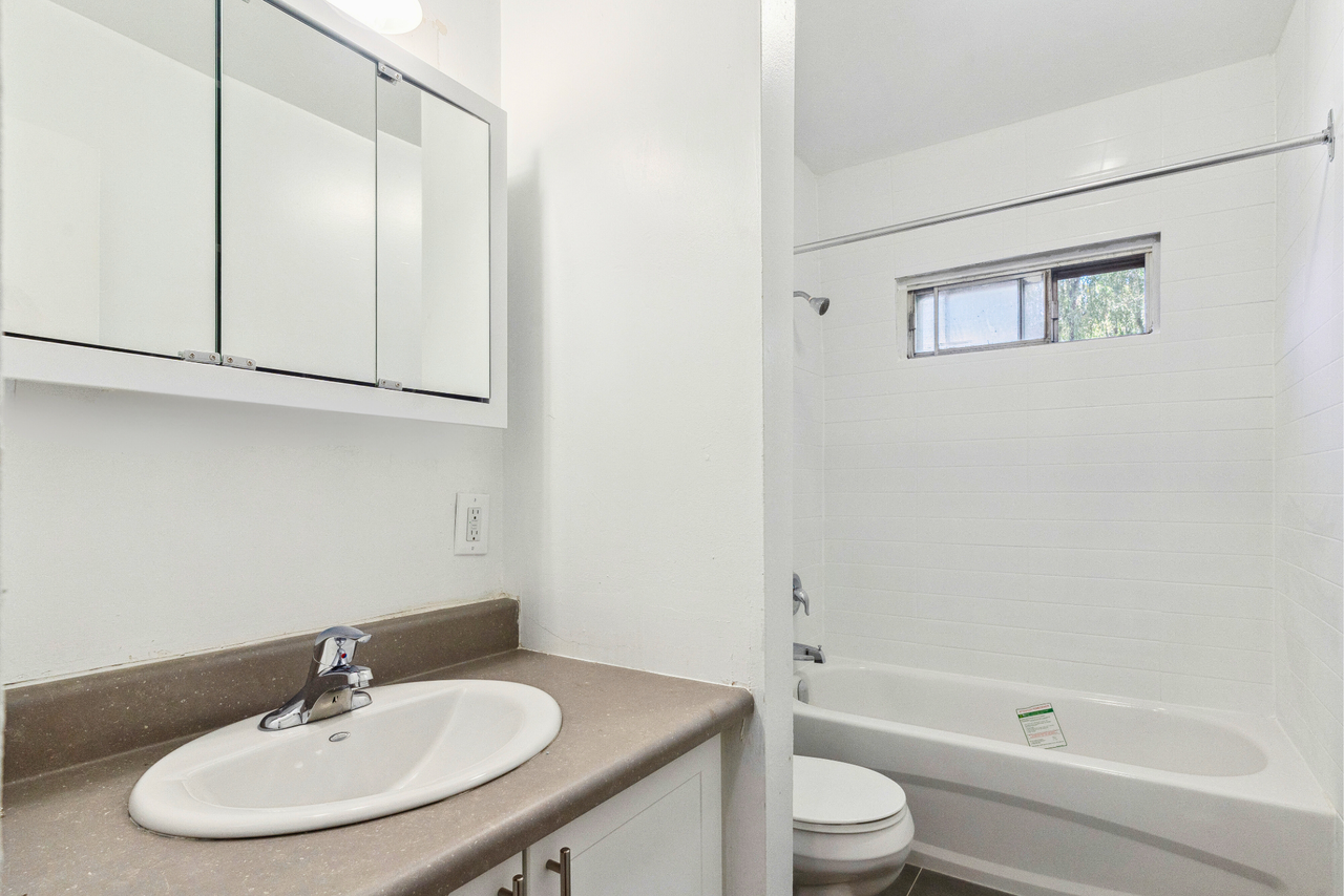 1560 Bloor Street East Townhomes - Photo 7 of 11