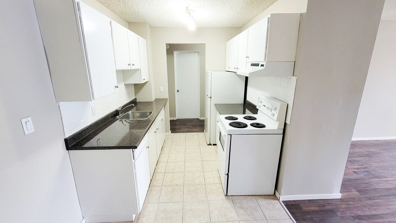 Royal Manor - Photo 6 of 17