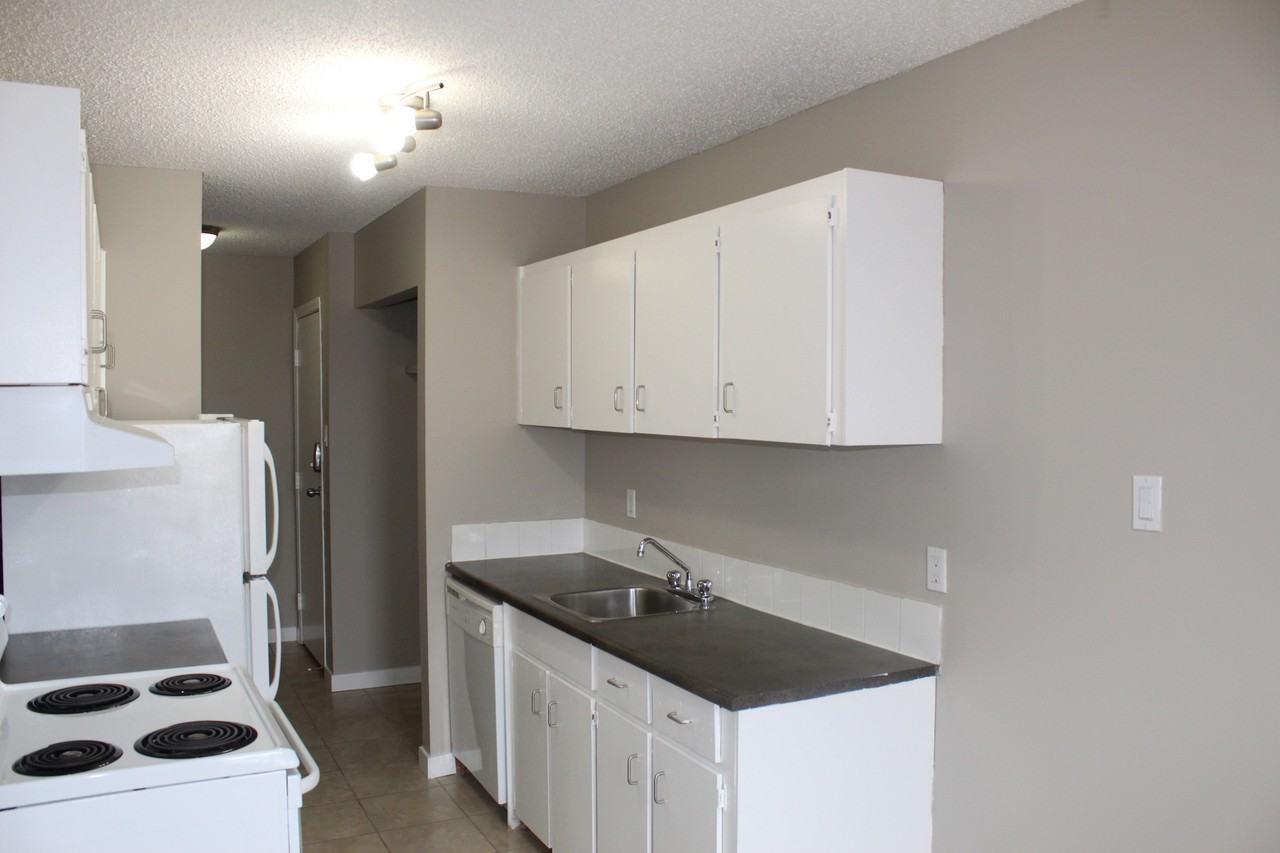 Deluca Manor - Photo 7 of 11