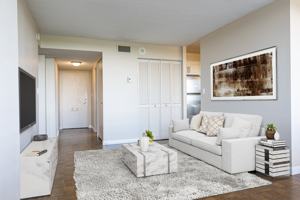 featured image of 270 Roslyn Rd