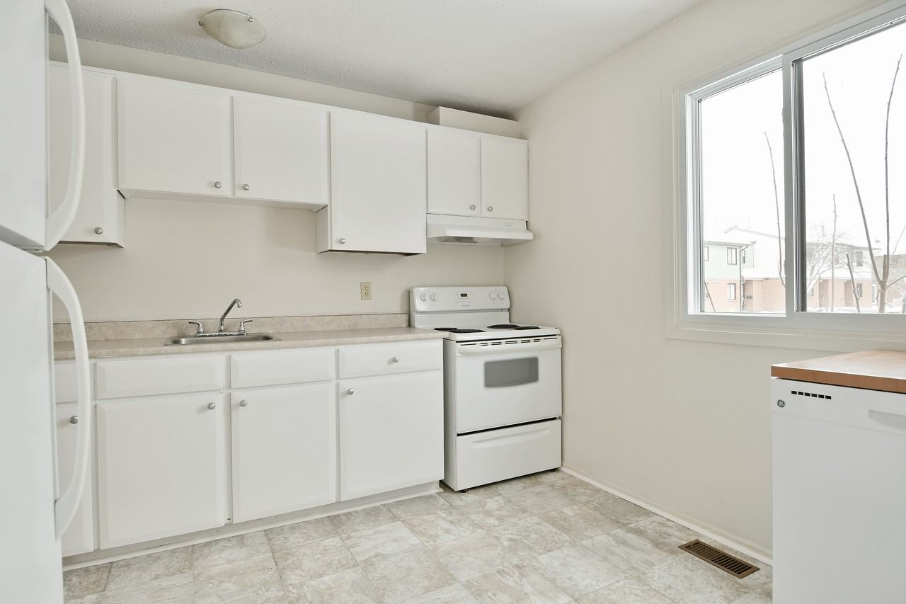 South Centrepointe Garden Homes - Photo 3 of 8