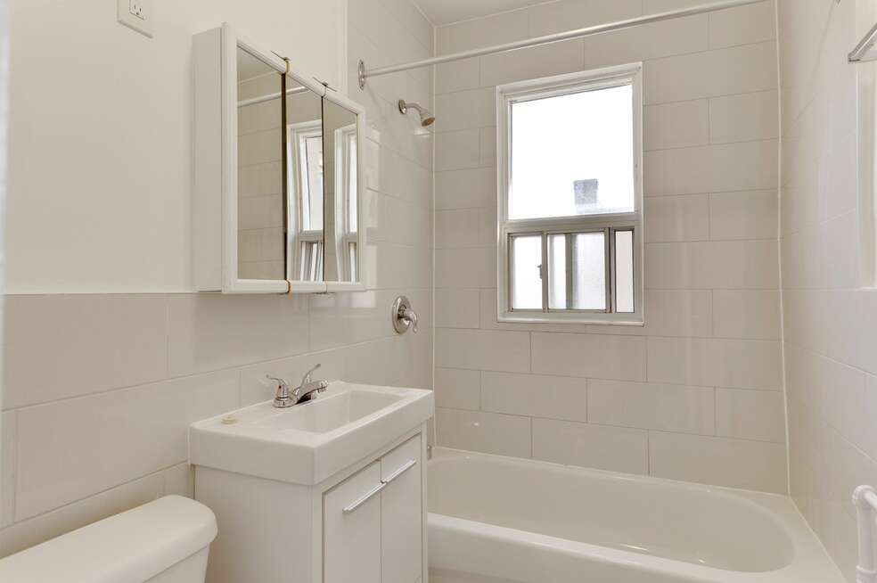 Eglinton Court Apartments - Photo 5 of 6