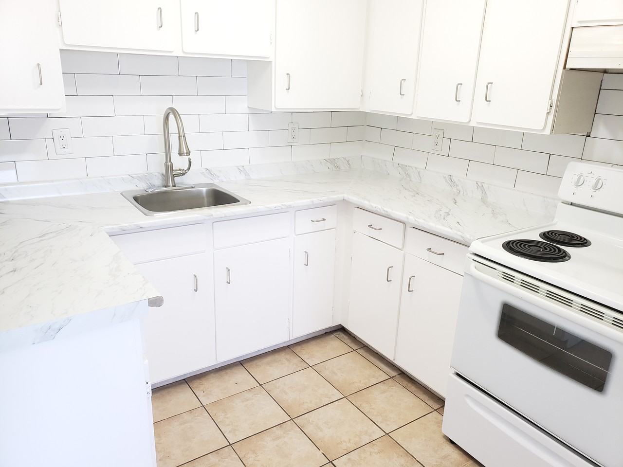 Hampton Court - Photo 3 of 15