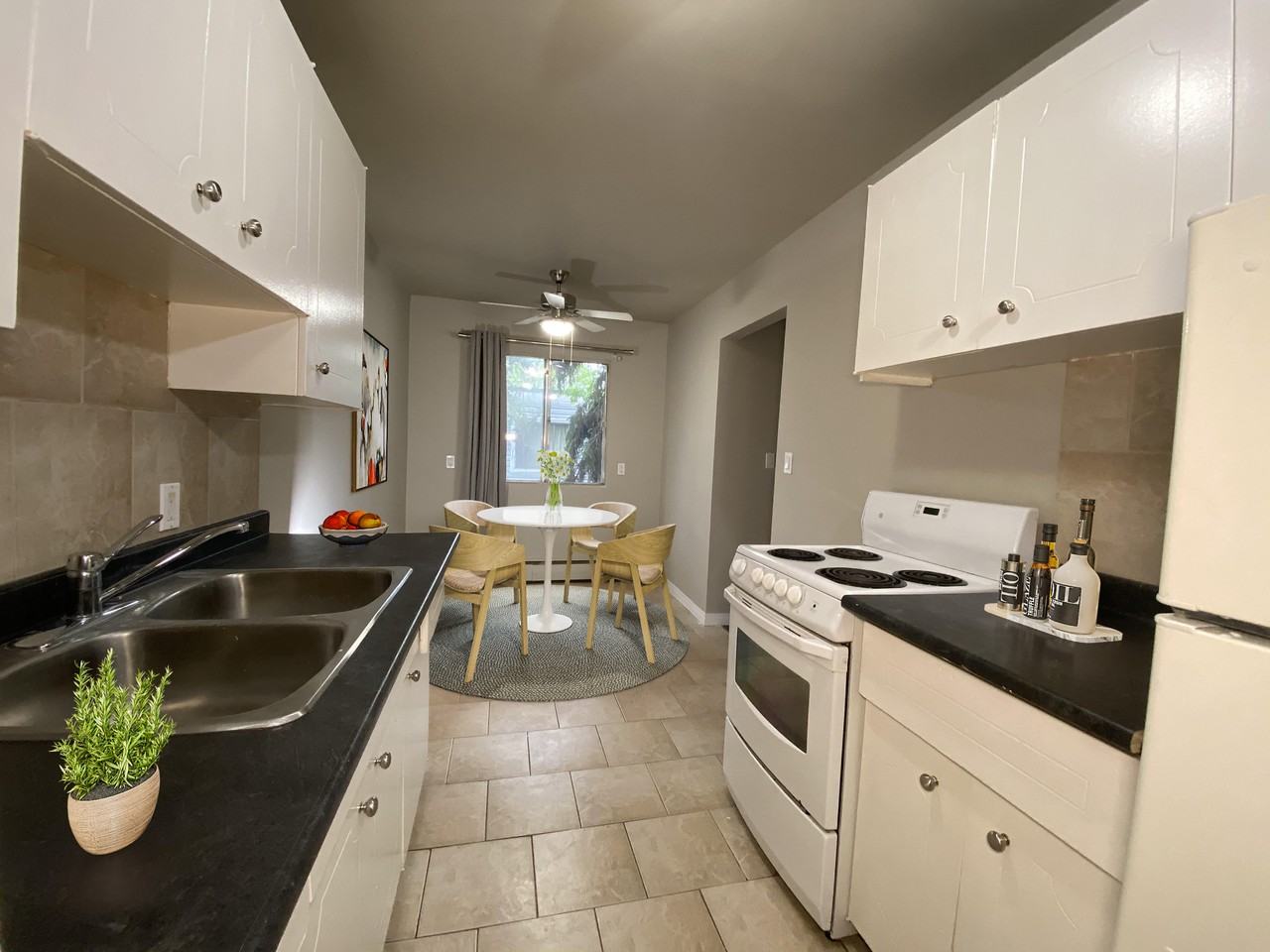 Oakmount Manor - Photo 4 of 12