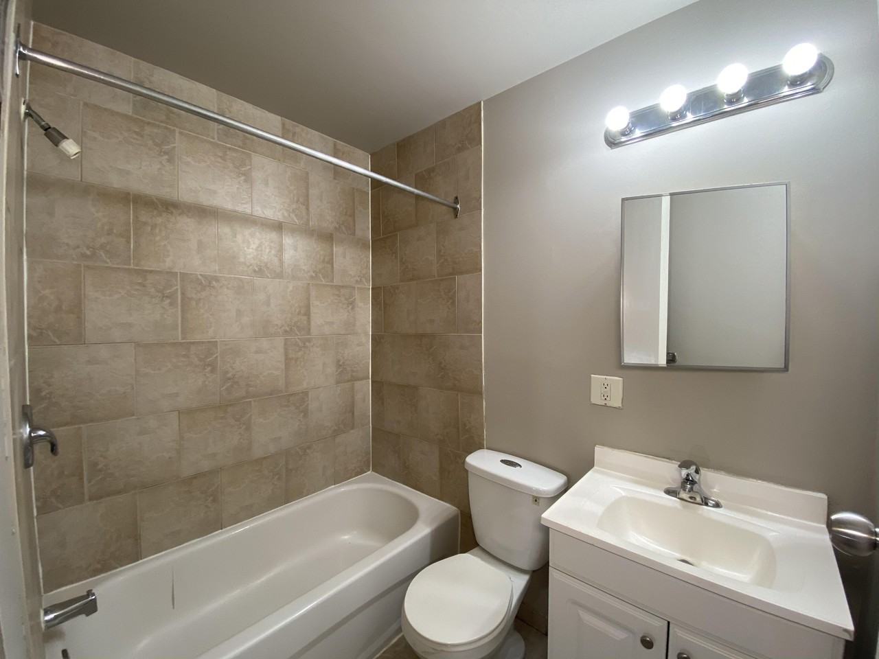 Oakmount Manor - Photo 6 of 12