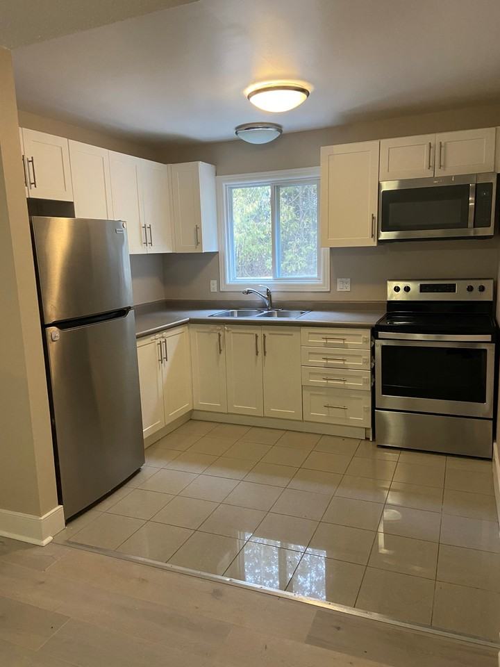 700 Parkhill Road West - Photo 3 of 13