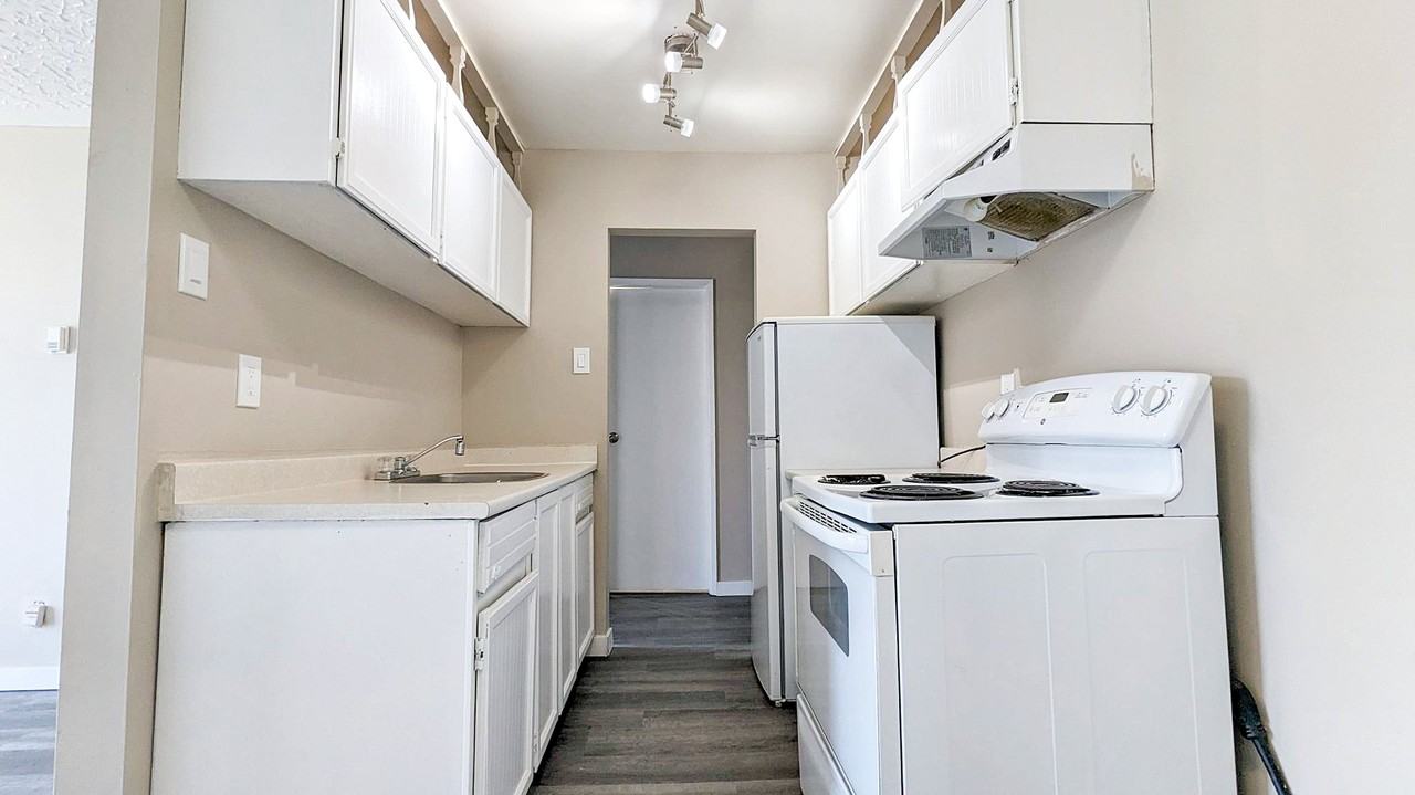 Queensway Place Apartments - Photo 5 of 16