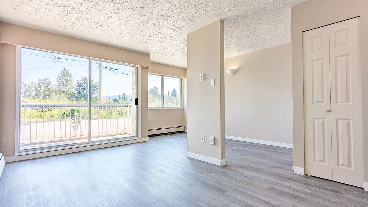 Queensway Place Apartments - Photo 7 of 16