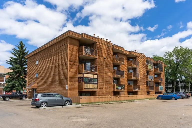 Royal Lady Manor - Photo 2 of 24