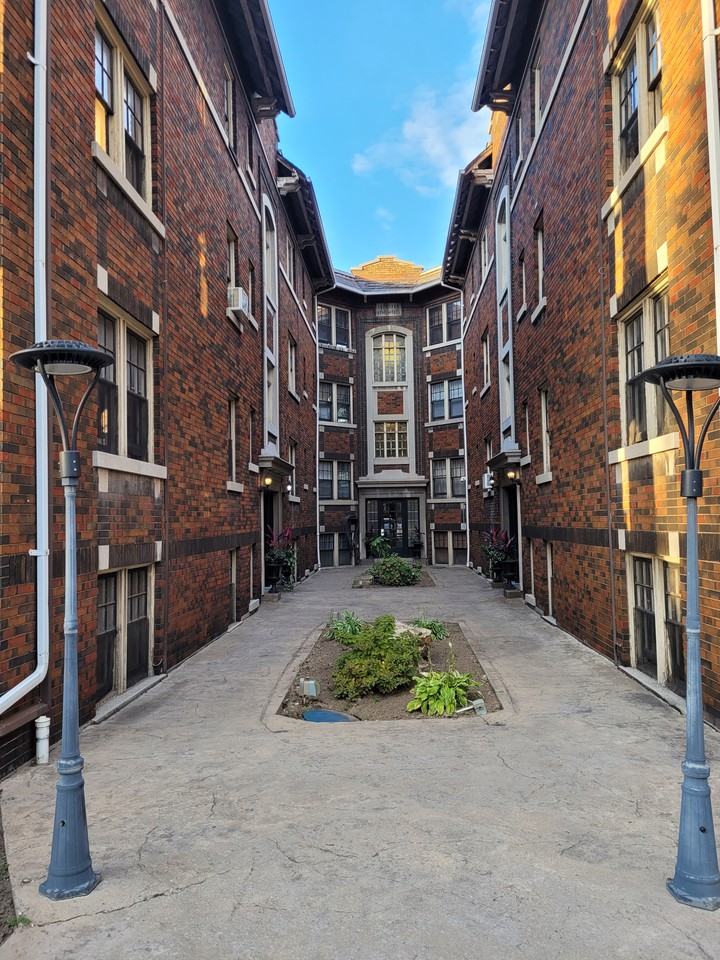 210 Aberdeen - Photo 2 of 3