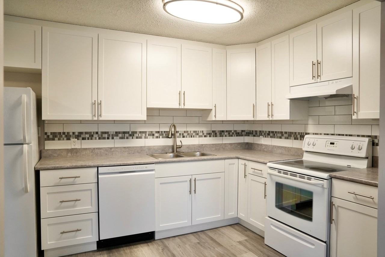 Charles Buchan Manor - Photo 4 of 10