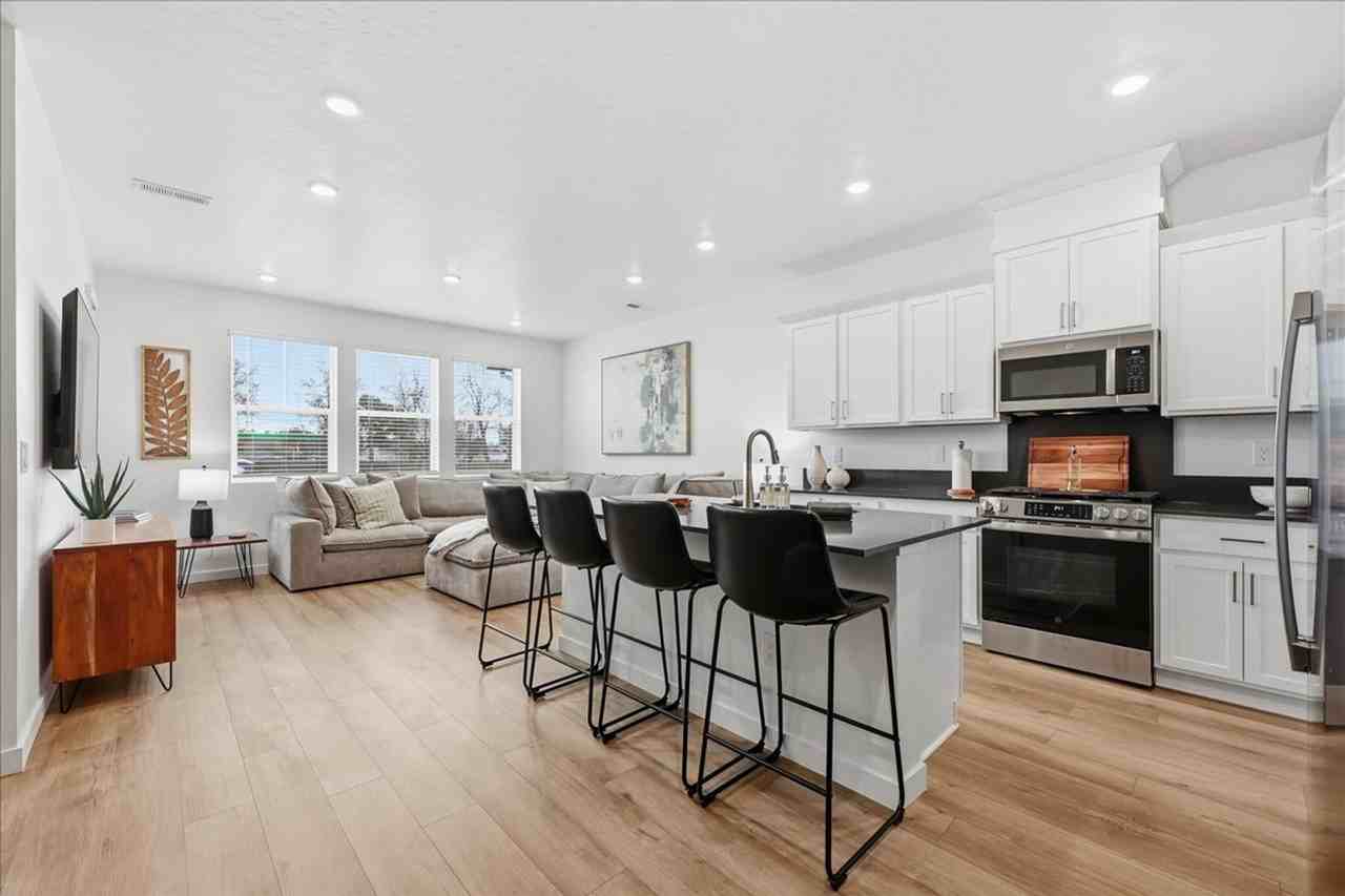 4226 W Perspective St #1364160P - Photo 6 of 43