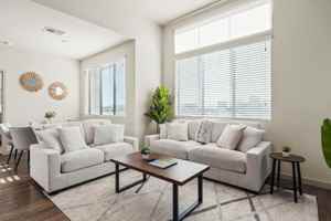 featured image of 711 W Broadway Rd