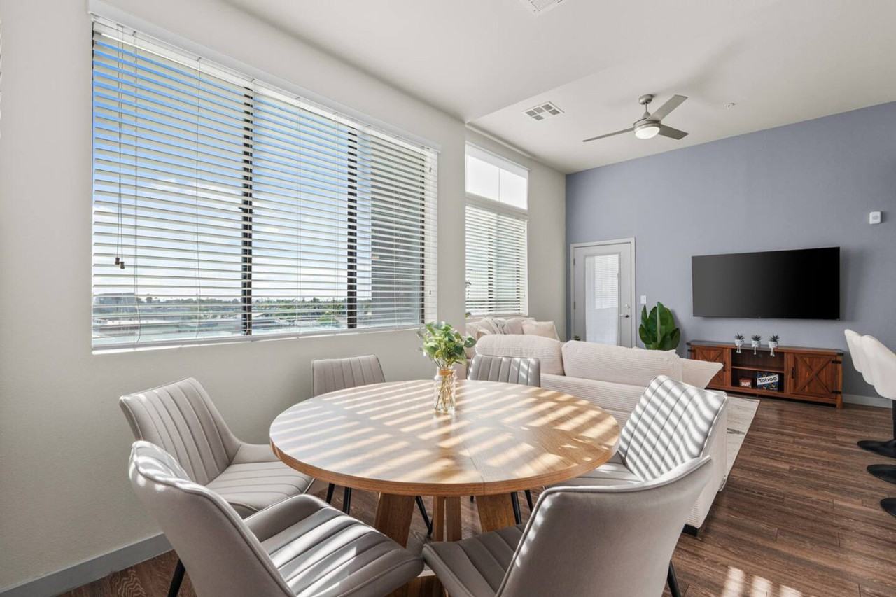 711 West Broadway Road - Photo 4 of 49